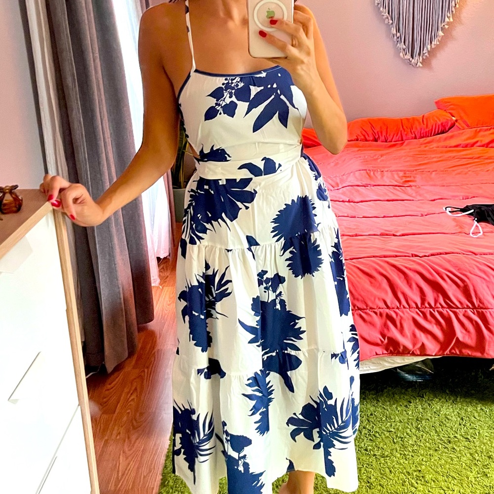 Cute floral dress with back cutout.